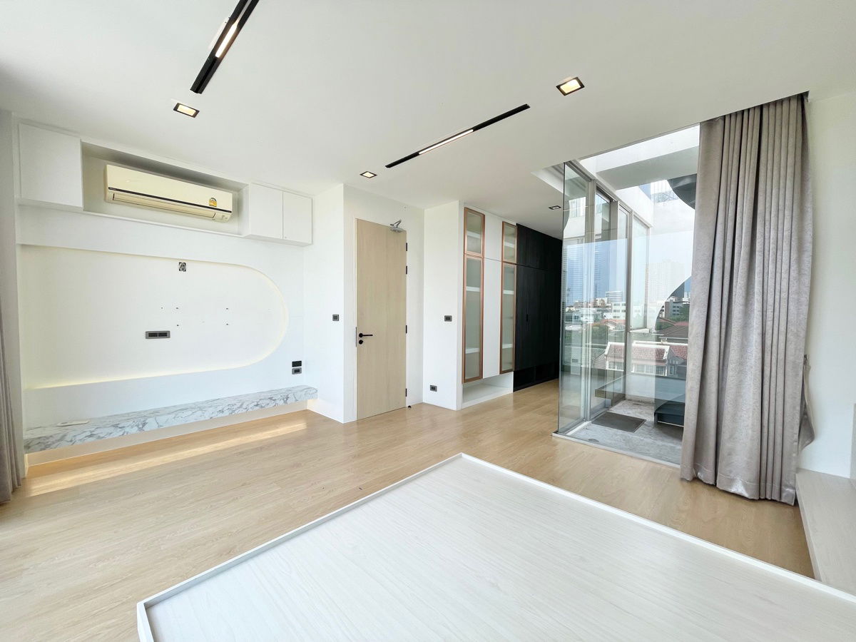 รูป บ้านเดี่ยว 4.5 ชั้น พร้อมสระว่ายน้ำ & Rooftop โครงการหรู Signature W ทำเลหลัง The Nine เพียงแค่ 300 เมตร ใกล้ ทางด่วน พระราม 9 และ มอเตอร์เวย์ - รูปที่ 41/53