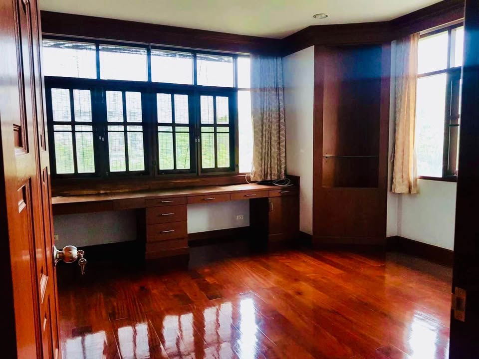 รูป ให้เช่า บ้านเดี่ยวหลังใหญ่ เนื้อที่เยอะ 1 ไร่ ใกล้โรงพยาบาลมงกุฏวัฒนะ หน้าบ้านสนามหญ้่ากว้างๆ ภายในตกแต่งงานไม้สักทั้งหลัง - รูปที่ 3/10