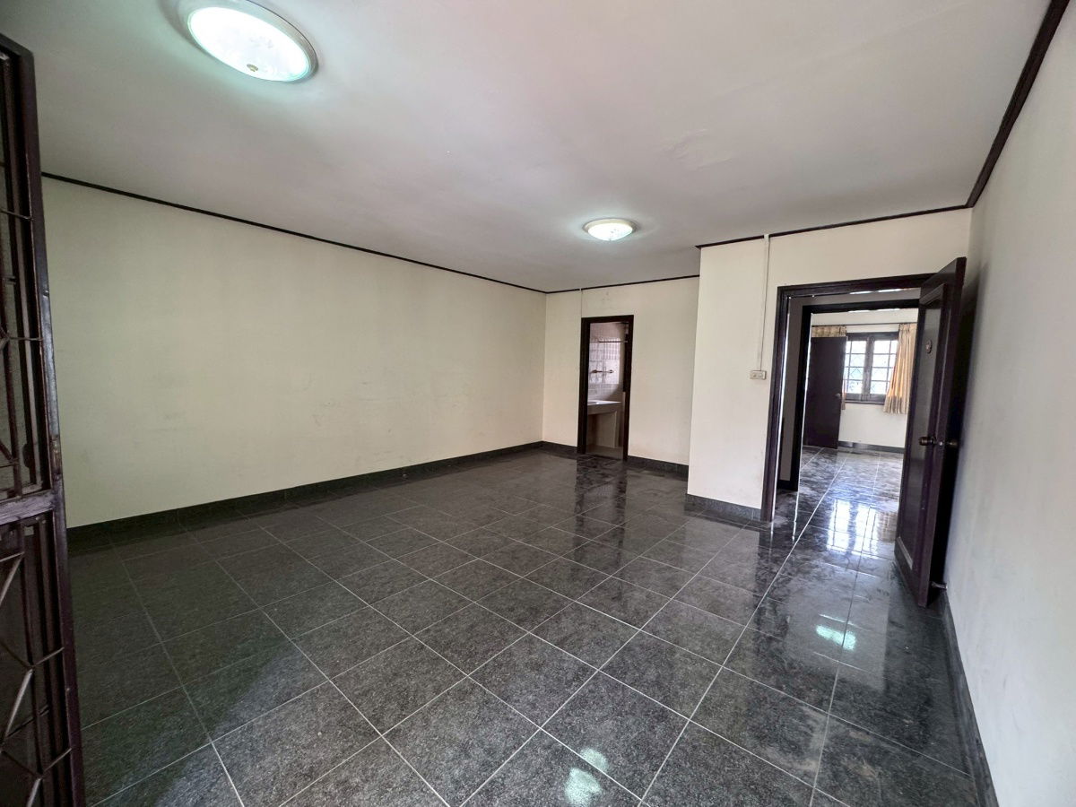 picture Townhouse for sale, next to the BTS, Lat Phrao 71, fully extended ** only 6.5 million baht ** (N.1636) - 1/9