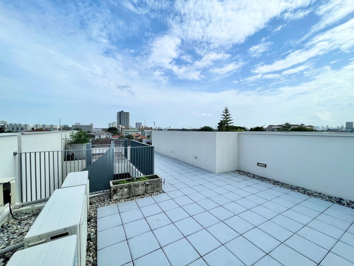 รูป บ้านเดี่ยว 4.5 ชั้น พร้อมสระว่ายน้ำ & Rooftop โครงการหรู Signature W ทำเลหลัง The Nine เพียงแค่ 300 เมตร ใกล้ ทางด่วน พระราม 9 และ มอเตอร์เวย์ - รูปที่ 52/53