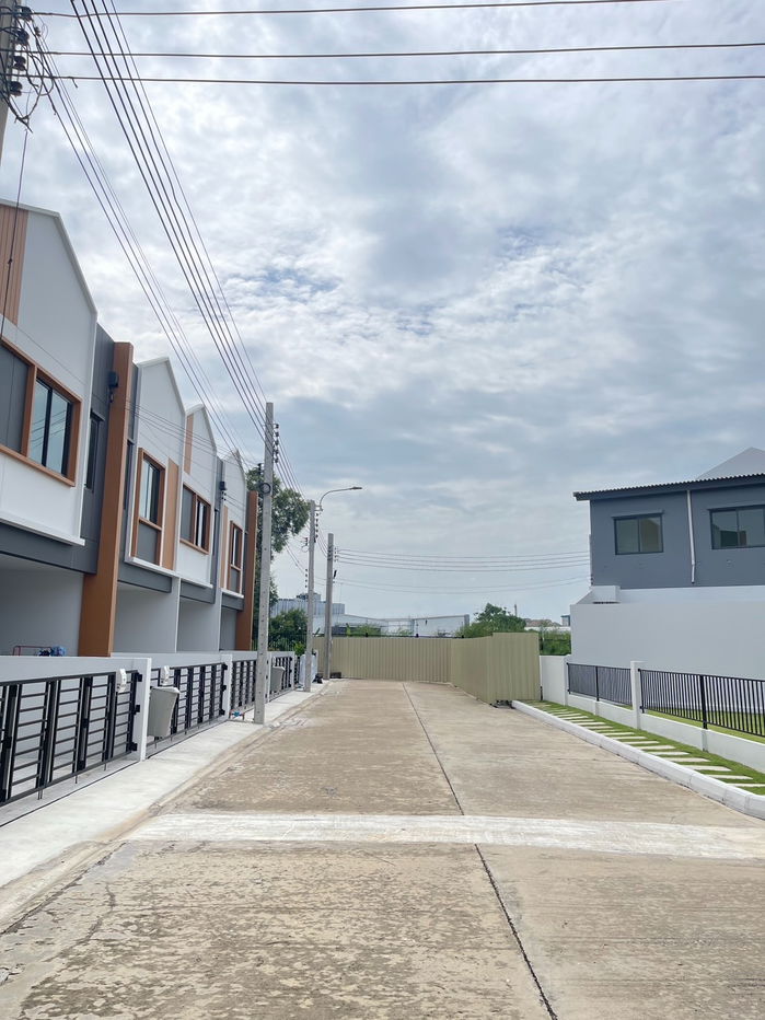picture For sale: corner townhouse, 4 bedrooms, low monthly payments of only 13,xxx baht, near Bang Phli Industrial Estate and Wellgrow Industrial Estate. - 2/19