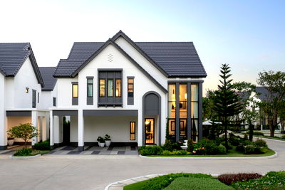 Houses for sale Provincial Electricity Authority Salaya : A good life begins here: Saransiri Salaya-Pinklao, a luxurious show home, ready-to-move-in at the project's prime front location!99/4