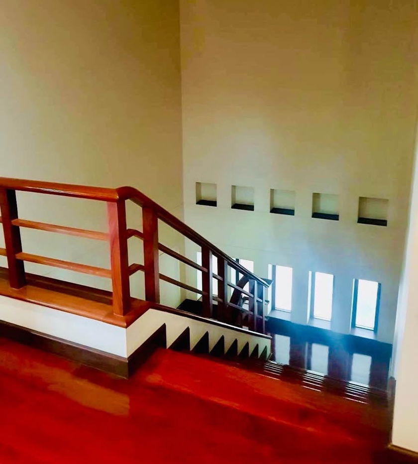 รูป ให้เช่า บ้านเดี่ยวหลังใหญ่ เนื้อที่เยอะ 1 ไร่ ใกล้โรงพยาบาลมงกุฏวัฒนะ หน้าบ้านสนามหญ้่ากว้างๆ ภายในตกแต่งงานไม้สักทั้งหลัง - รูปที่ 2/10
