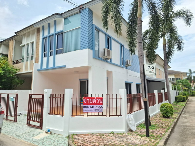 ขายทาวน์โฮม : ทาวน์เฮ้าส์ 2 ชั้น โครงการ วิสต้า อเวนิว เพชรเกษม 81  หลังมุม บ้านพร้อมอยู่ ติดสวนส่วนกลางด้านหน้าโครงการ หนองแขม กรุงเทพ (ราคาถูก! 2,900,000 บาท)