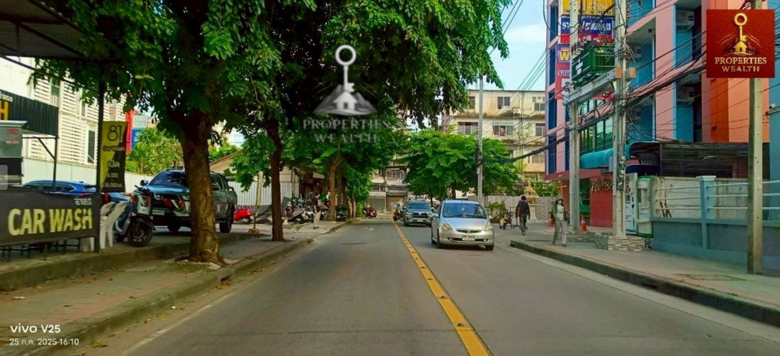 picture Call : 098-885-4878 Sale Land with house, Lat Phrao 130, Khlong Chan, Bang Kapi (Drive Inn) - 8/11