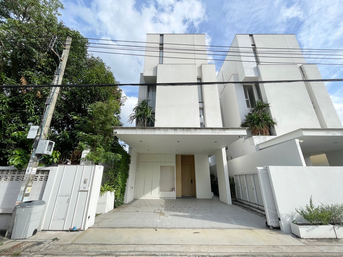 รูป บ้านเดี่ยว 4.5 ชั้น พร้อมสระว่ายน้ำ & Rooftop โครงการหรู Signature W ทำเลหลัง The Nine เพียงแค่ 300 เมตร ใกล้ ทางด่วน พระราม 9 และ มอเตอร์เวย์ - รูปที่ 2/53