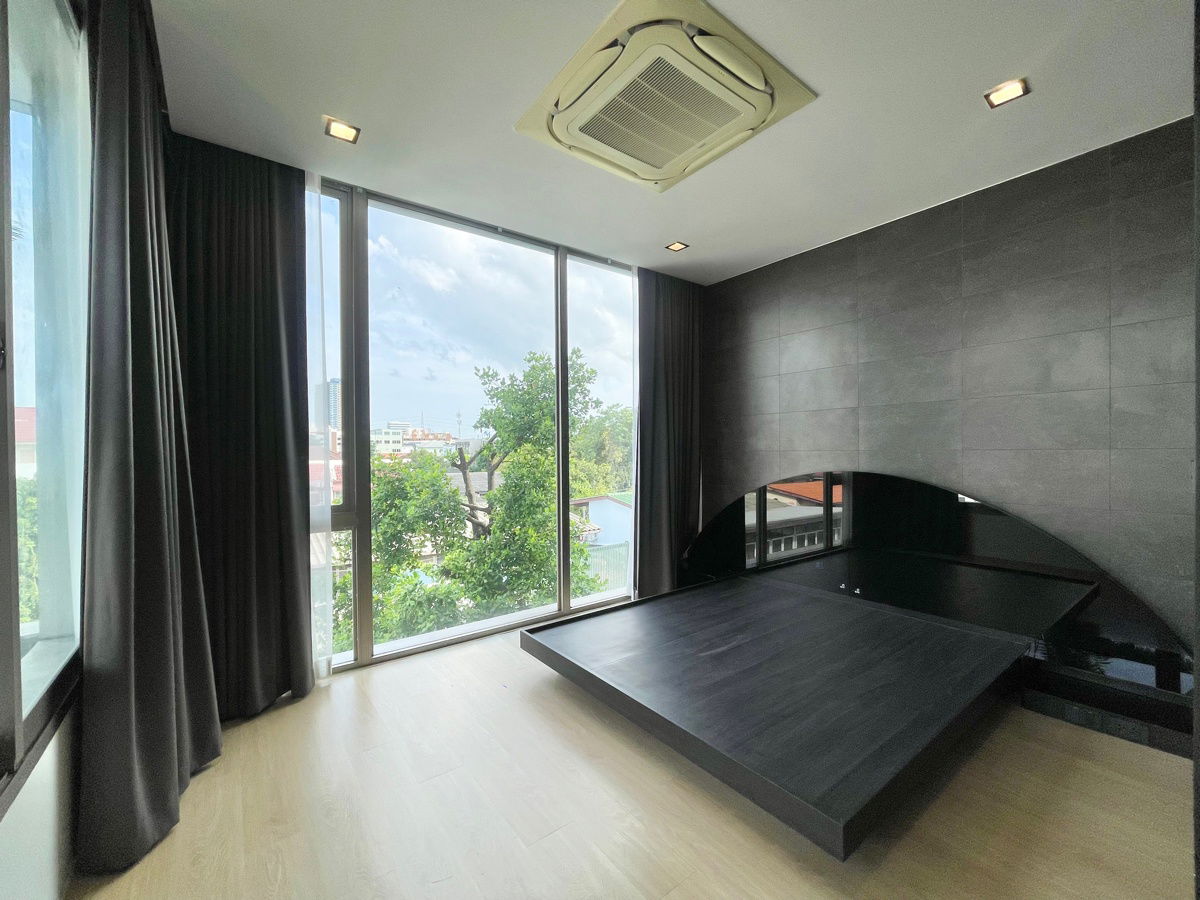 รูป บ้านเดี่ยว 4.5 ชั้น พร้อมสระว่ายน้ำ & Rooftop โครงการหรู Signature W ทำเลหลัง The Nine เพียงแค่ 300 เมตร ใกล้ ทางด่วน พระราม 9 และ มอเตอร์เวย์ - รูปที่ 31/53