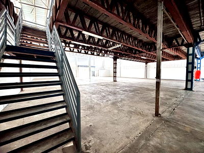 Factory for rent Suan Luang : Warehouse for rent, Soi On Nut 66, with large office, 1400 sq m., very wide road, 100% excellent condition (N.1633)