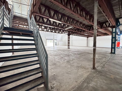 Warehouse for rent, Soi On Nut 66, with large office, 1400 sq m., very wide road, 100% excellent condition (N.1633)