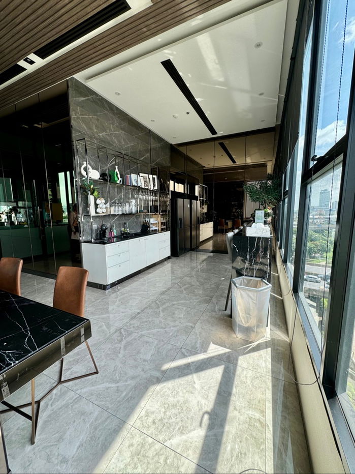 รูป ห้องดูเพล็กซ์ใหม่เอี่ยม ชั้น 26 พร้อมวิวเมืองมุมกว้างสุดตระการตา ขนาด 41 ตารางเมตร ตกแต่งครบ พร้อมเข้าอยู่ได้ทันที - รูปที่ 22/27