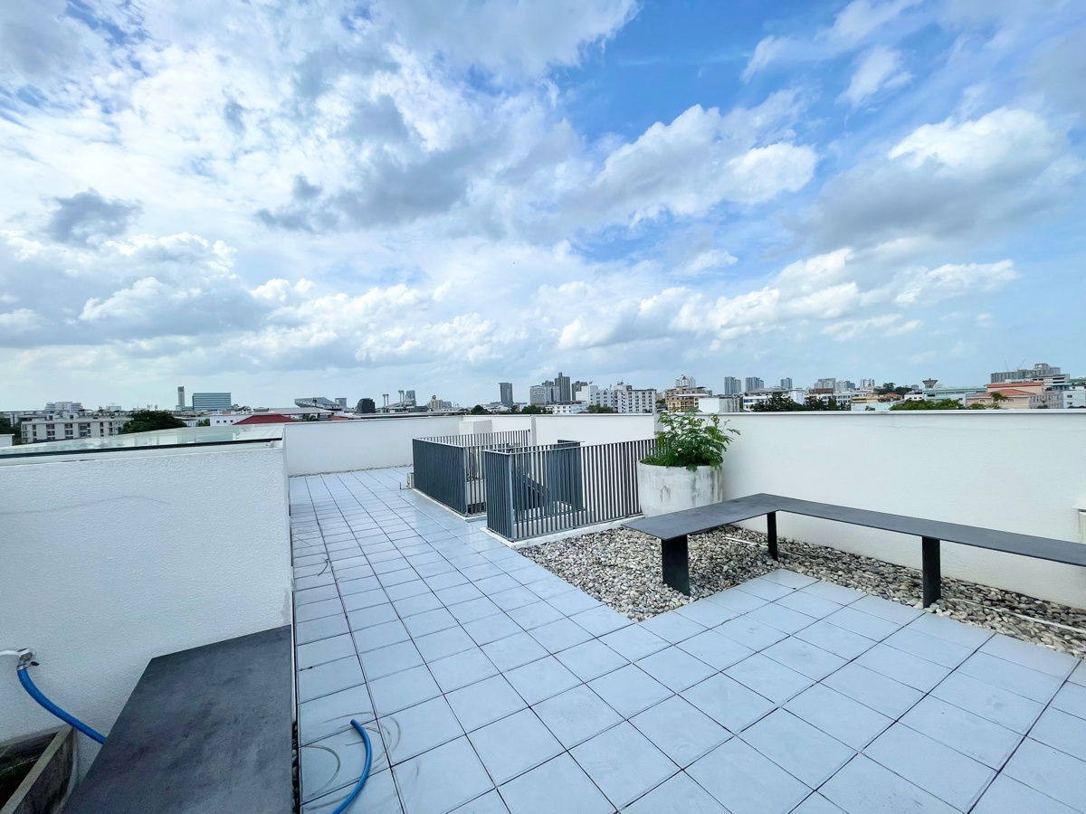 รูป บ้านเดี่ยว 4.5 ชั้น พร้อมสระว่ายน้ำ & Rooftop โครงการหรู Signature W ทำเลหลัง The Nine เพียงแค่ 300 เมตร ใกล้ ทางด่วน พระราม 9 และ มอเตอร์เวย์ - รูปที่ 49/53