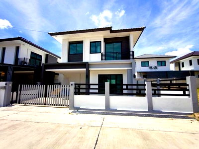 เช่าบ้านเดี่ยว ศรีราชา ชลบุรี : ให้เช่าบ้านเดี่ยว 2 ชั้น  บ่อวิน ใกล้โรบินสัน - นิคมอีสเทิร์นซีบอร์ด | 3 ห้องนอน จอดรถ 2 คันบ้านใหม่ กำลังลงเฟอร์นิเจอร์ 38,000บาท/เดือน