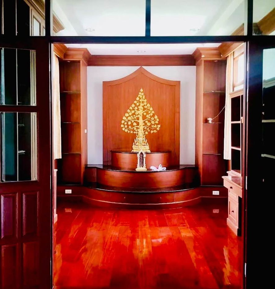 รูป ให้เช่า บ้านเดี่ยวหลังใหญ่ เนื้อที่เยอะ 1 ไร่ ใกล้โรงพยาบาลมงกุฏวัฒนะ หน้าบ้านสนามหญ้่ากว้างๆ ภายในตกแต่งงานไม้สักทั้งหลัง - รูปที่ 5/10