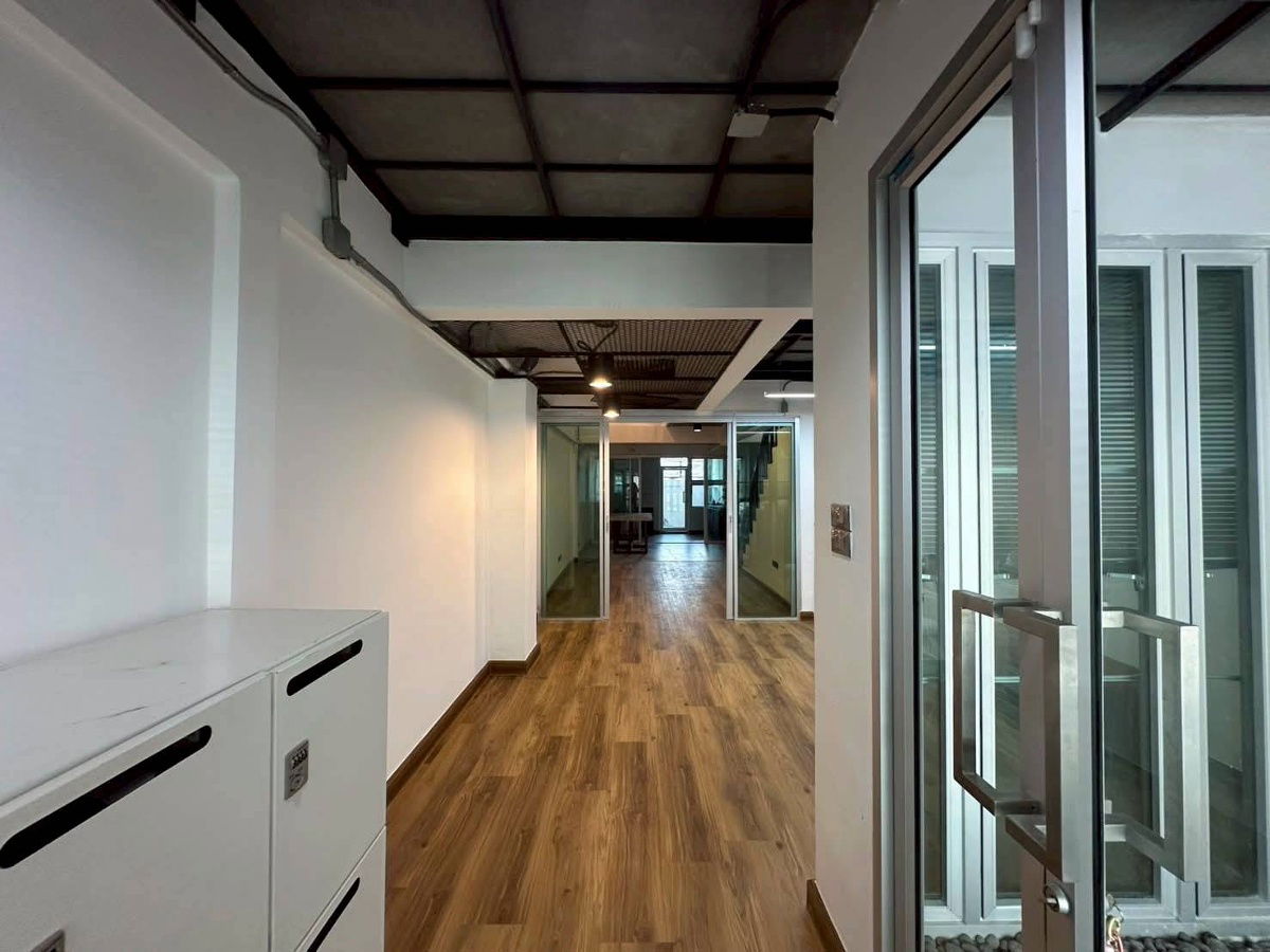 รูป  บ้านทาวน์เฮ้าส์ 2 ชั้น ที่เท่ที่สุดในใจ โชคชัย 4 ลาดพร้าว  - รูปที่ 4/5