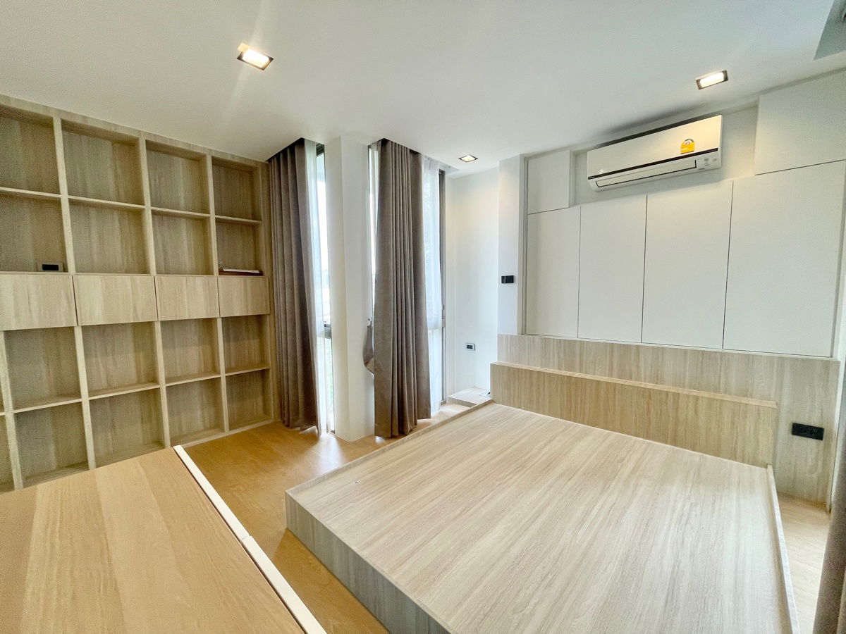 รูป บ้านเดี่ยว 4.5 ชั้น พร้อมสระว่ายน้ำ & Rooftop โครงการหรู Signature W ทำเลหลัง The Nine เพียงแค่ 300 เมตร ใกล้ ทางด่วน พระราม 9 และ มอเตอร์เวย์ - รูปที่ 28/53
