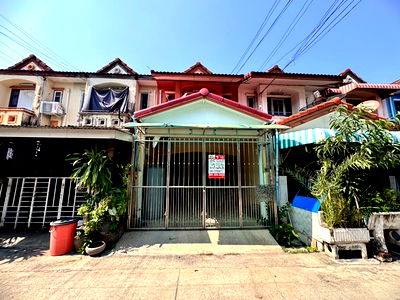 Townhouses for sale Rom Klao Road : Townhouse for sale, Soi Hathai Rat 39 **Good price only 1.55 million baht** K.C. Ram Intra Village 1 (N.1635)