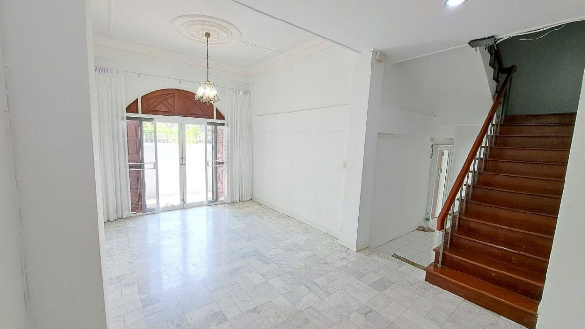 picture Townhouse for rent, Soi Ekkamai 22, parking for 2 cars, good condition, ready to move in (N.1771) - 1/13