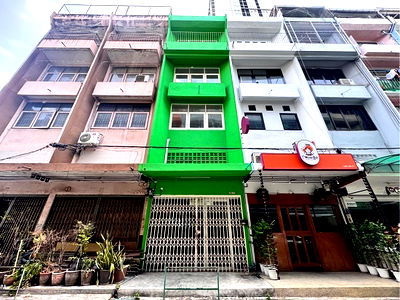 Shophouses for rent Bangkok : Commercial building for rent, 4.5 floors, opposite Big C On Nut, on Sukhumvit Road 77 (N.1680)