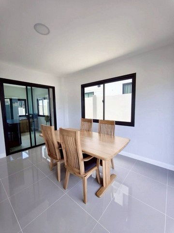 รูป ให้เช่าบ้านเดี่ยว 2 ชั้น  บ่อวิน ใกล้โรบินสัน - นิคมอีสเทิร์นซีบอร์ด | 3 ห้องนอน จอดรถ 2 คันบ้านใหม่ กำลังลงเฟอร์นิเจอร์ 38,000บาท/เดือน - รูปที่ 3/8