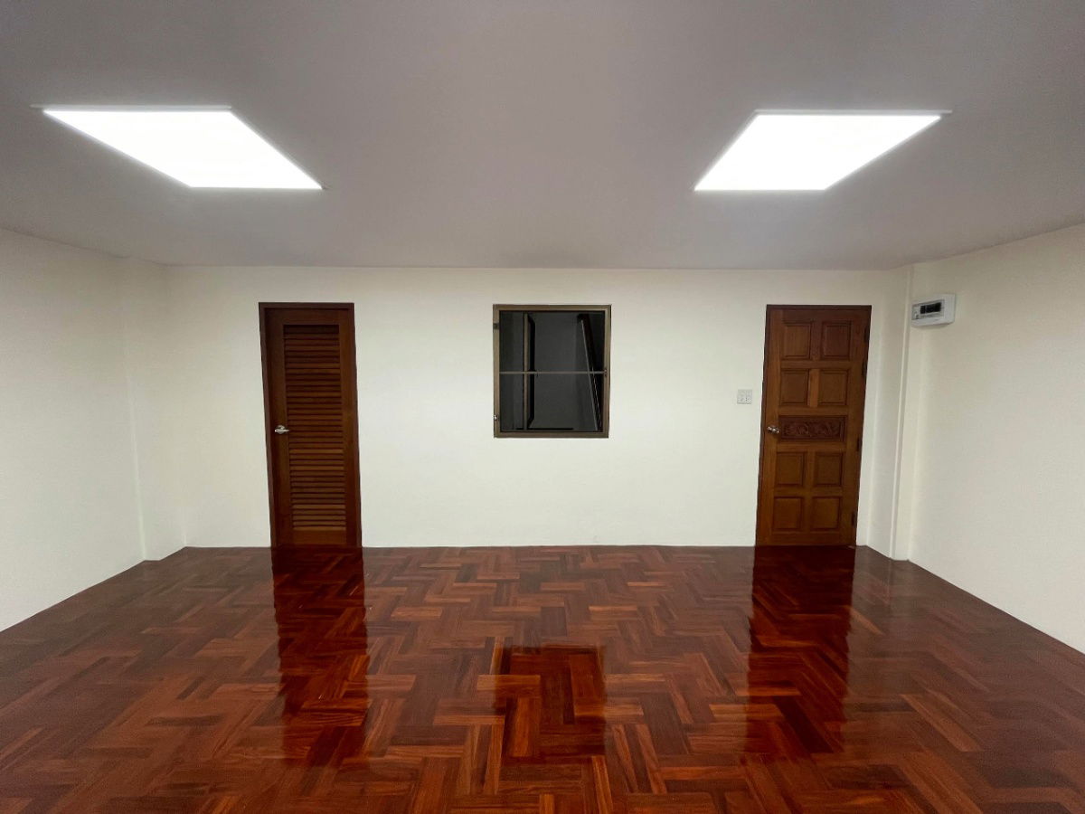 picture 🎨✨ Creative Studio Space for Rent – 35 sq.m. near BTS Krung Thon Buri (only 350 meters) - 2/3