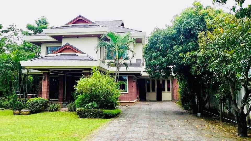 รูป ให้เช่า บ้านเดี่ยวหลังใหญ่ เนื้อที่เยอะ 1 ไร่ ใกล้โรงพยาบาลมงกุฏวัฒนะ หน้าบ้านสนามหญ้่ากว้างๆ ภายในตกแต่งงานไม้สักทั้งหลัง - รูปที่ 1/10