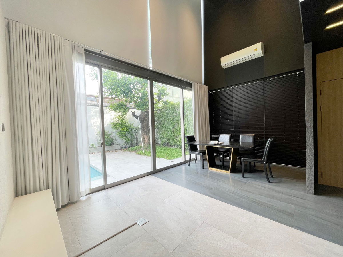 รูป บ้านเดี่ยว 4.5 ชั้น พร้อมสระว่ายน้ำ & Rooftop โครงการหรู Signature W ทำเลหลัง The Nine เพียงแค่ 300 เมตร ใกล้ ทางด่วน พระราม 9 และ มอเตอร์เวย์ - รูปที่ 10/53
