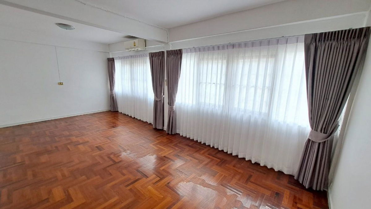picture Townhouse for rent, Soi Ekkamai 22, parking for 2 cars, good condition, ready to move in (N.1771) - 2/13