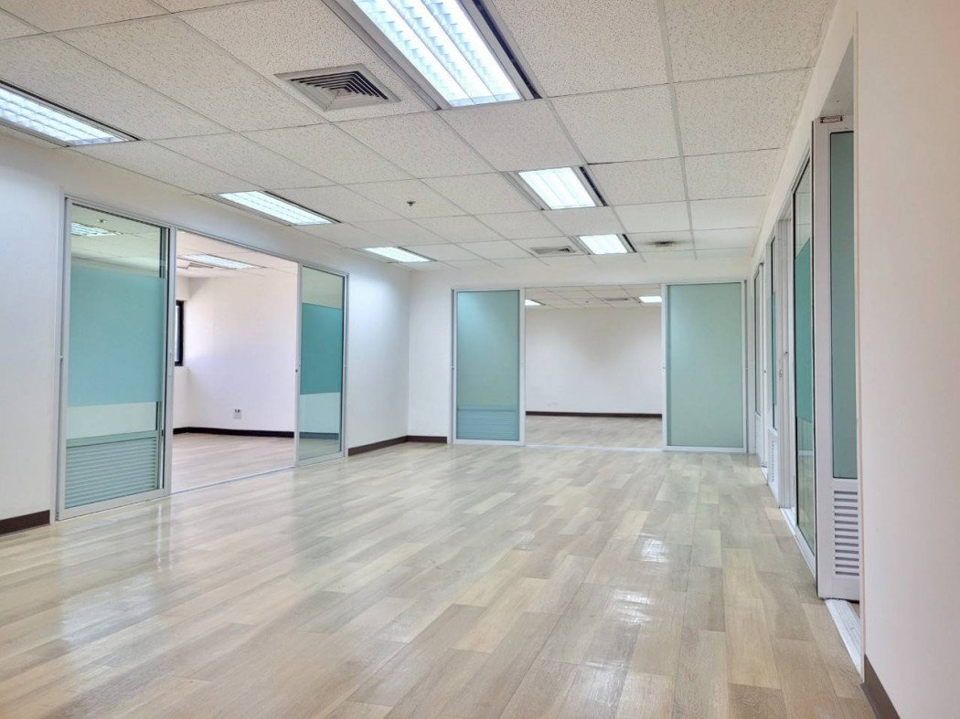 Space for rent, Sethiwan Tower building, 4D floor, open area 200 sq m, minimum lease contract 3 years.