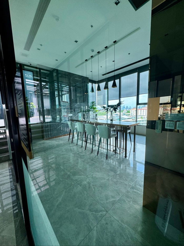 รูป ห้องดูเพล็กซ์ใหม่เอี่ยม ชั้น 26 พร้อมวิวเมืองมุมกว้างสุดตระการตา ขนาด 41 ตารางเมตร ตกแต่งครบ พร้อมเข้าอยู่ได้ทันที - รูปที่ 21/27