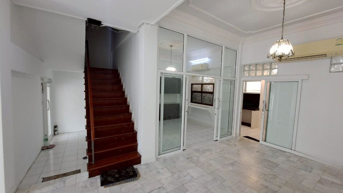 picture Townhouse for rent, Soi Ekkamai 22, parking for 2 cars, good condition, ready to move in (N.1771) - 8/13