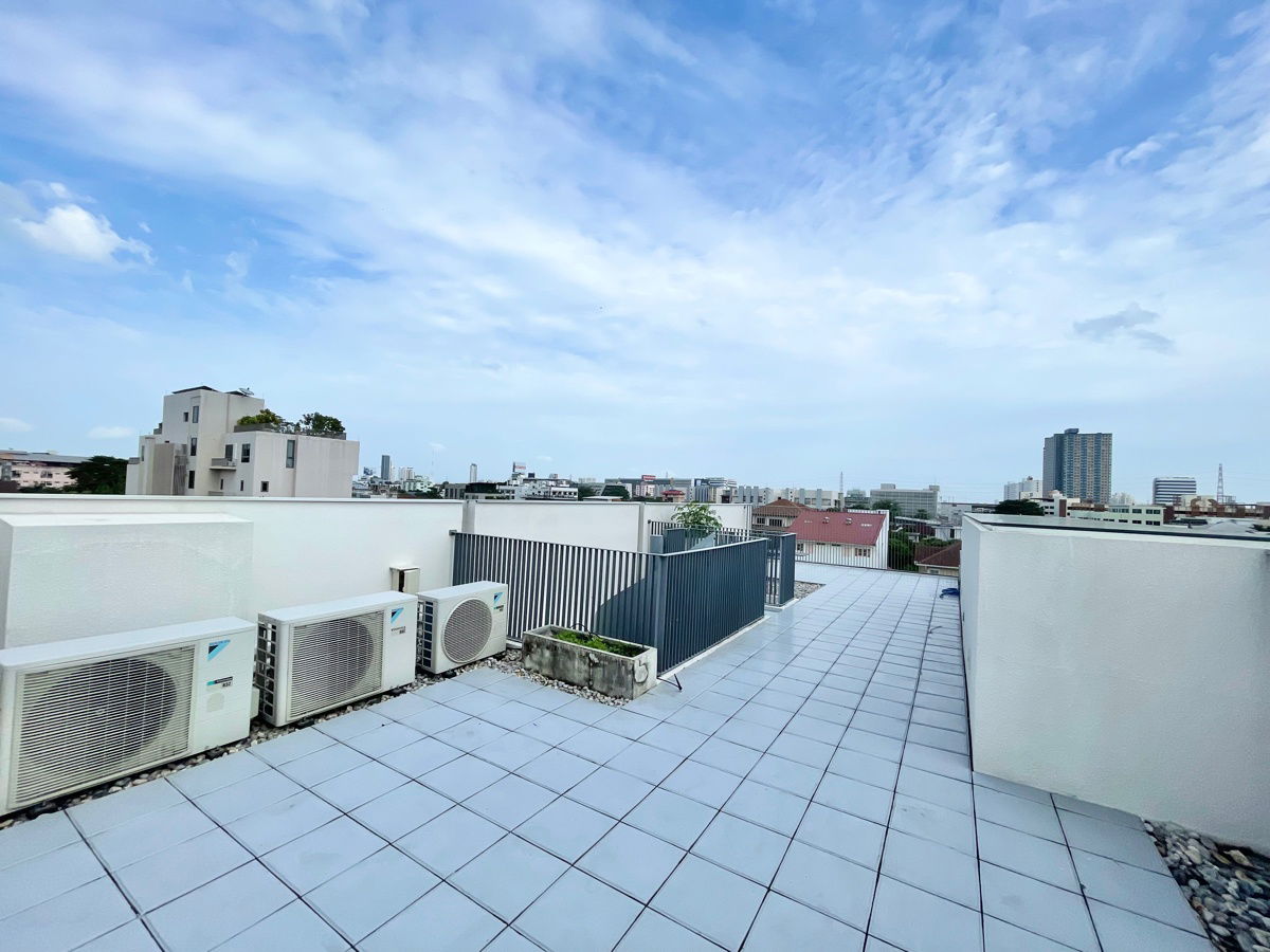 รูป บ้านเดี่ยว 4.5 ชั้น พร้อมสระว่ายน้ำ & Rooftop โครงการหรู Signature W ทำเลหลัง The Nine เพียงแค่ 300 เมตร ใกล้ ทางด่วน พระราม 9 และ มอเตอร์เวย์ - รูปที่ 51/53