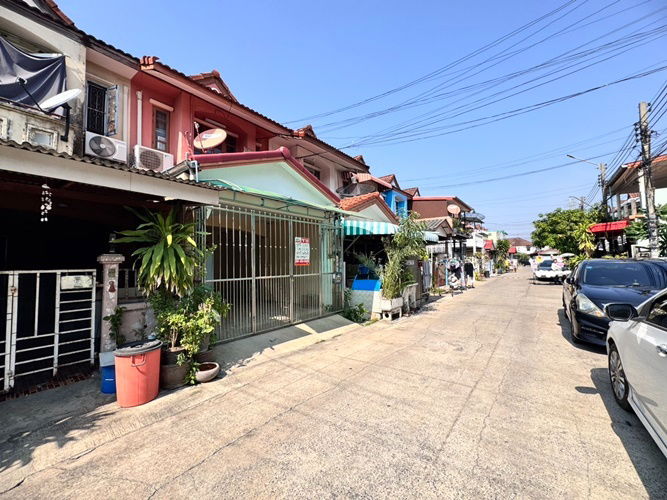 picture Townhouse for sale, Soi Hathai Rat 39 **Good price only 1.55 million baht** K.C. Ram Intra Village 1 (N.1635) - 4/7