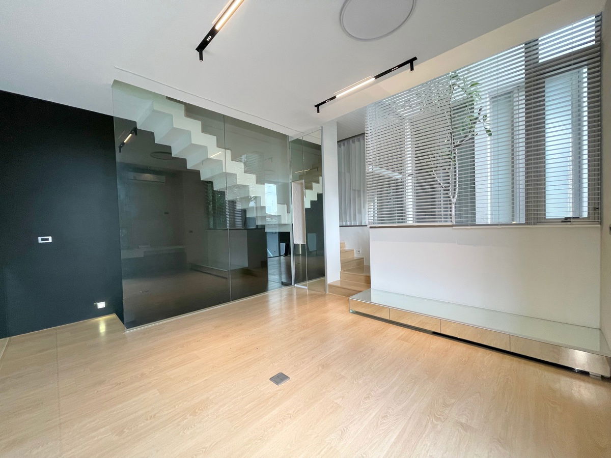 รูป บ้านเดี่ยว 4.5 ชั้น พร้อมสระว่ายน้ำ & Rooftop โครงการหรู Signature W ทำเลหลัง The Nine เพียงแค่ 300 เมตร ใกล้ ทางด่วน พระราม 9 และ มอเตอร์เวย์ - รูปที่ 21/53