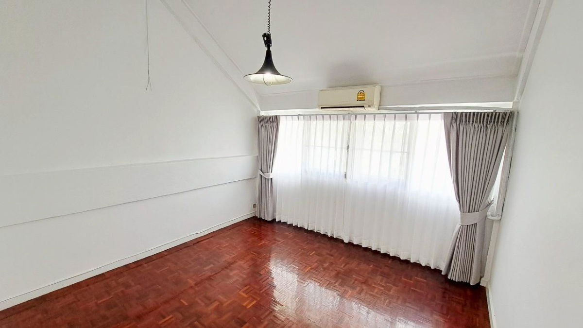 picture Townhouse for rent, Soi Ekkamai 22, parking for 2 cars, good condition, ready to move in (N.1771) - 5/13