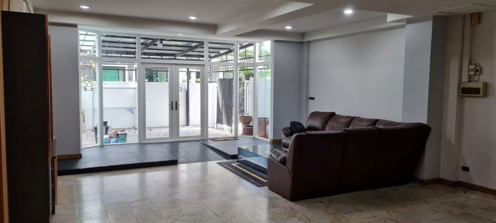 รูป ให้เช่าบ้านเดี่ยว 3 ชั้น พร้อมดาดฟ้า (Terrace) ขนาด 350 ตร.ม. ใกล้ซอยพัฒนาเวท 12 ใกล้BTS สถานี พระโขนง กรุงเทพฯ - รูปที่ 2/14