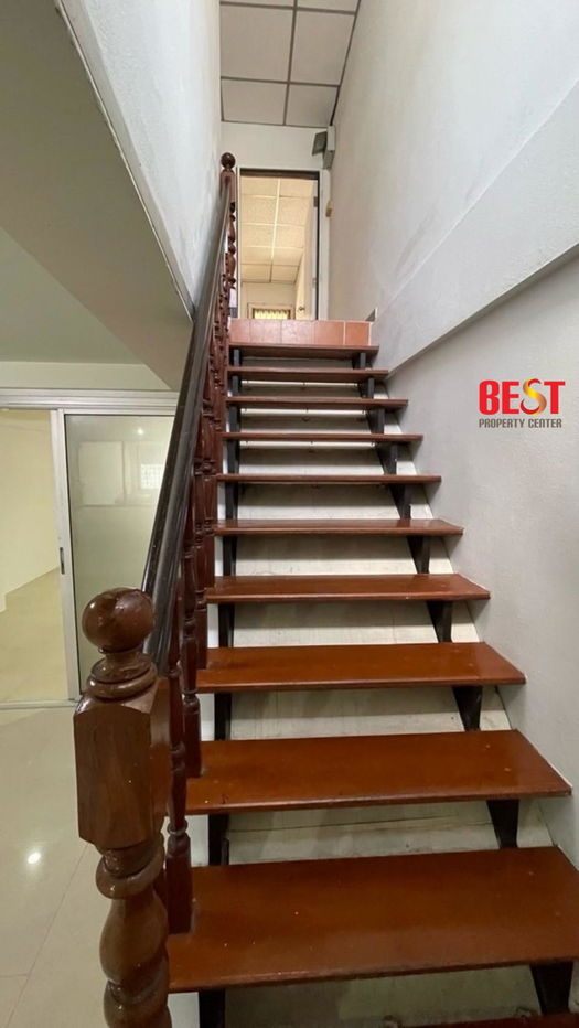 picture Modern Townhouse in Prime Prachachuen Area. Close to DPU & Major Roadways - 10/17