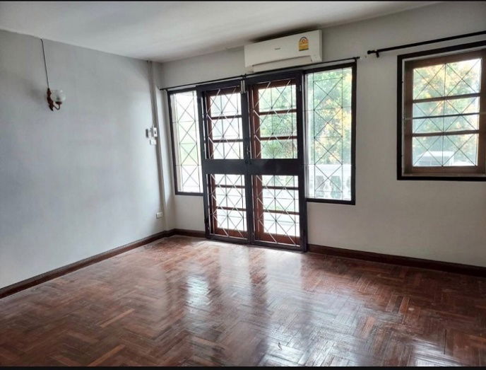 รูป 🏡ปล่อยเช่า!! ทาวเฮ้าท์ 2 ชั้น 4 นอน 2 น้ำ พื้นที่ 35 ตร.วา แอร์ 2 ตัว รีโนเวทใหม่ พร้อมอยู่!! นัดดู LINE ID: @atfirm📲 - รูปที่ 4/7