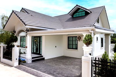 บ้านเดี่ยว เชียงใหม่ : บ้านเดี่ยว 1 ชั้นสไตล์อังกฤษ ใกล้ตัวเมืองเชียงใหม่ ทำเลดี บรรยากาศร่มรื่น พร้อมสิ่งอำนวยความสะดวกครบครัน