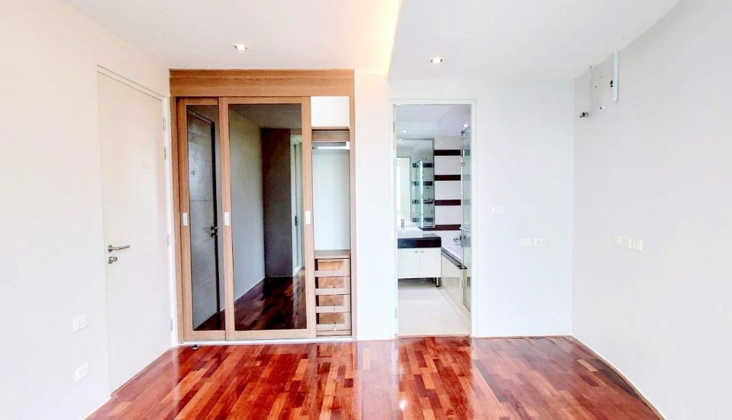 picture For sale: Beverly 33, 1 bedroom, corner unit, 6th floor, size 50 sqm., newly renovated, 300 m from BTS Phrom Phong. - 4/12