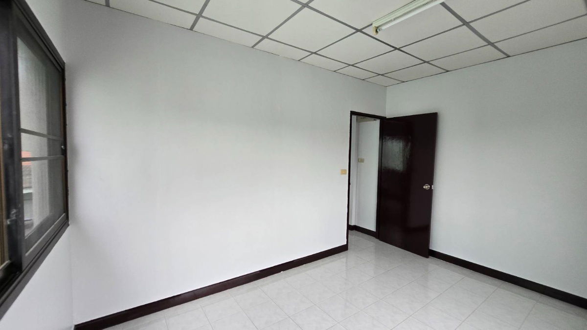 รูป ให้เช่าบ้านสองชั้น ซอยวิภาวดี25  4 ห้องนอน 2ห้องน้ำนื้อที่ 24 ตรว  สถานีปากซอยคือสถานีรถไฟฟ้าสายสีแดง สถานีทุ่งสองห้อง - รูปที่ 18/21