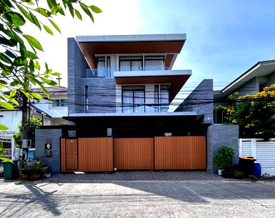 บ้านเดี่ยว เขตลาดพร้าว : บ้านเดี่ยวสุดหรู ดีไซน์โมเดิร์น เรียบหรู 3 ชั้น โชคชัย 4 ลาดพร้าว วัสดุนำเข้าแท้ทุกสัดส่วน สวยงาม คงคุณค่า พร้อมเข้าอยู่ เดินทางสะดวก  