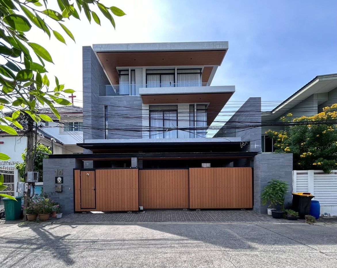 รูป บ้านเดี่ยวสุดหรู ดีไซน์โมเดิร์น เรียบหรู 3 ชั้น โชคชัย 4 ลาดพร้าว วัสดุนำเข้าแท้ทุกสัดส่วน สวยงาม คงคุณค่า พร้อมเข้าอยู่ เดินทางสะดวก   - รูปที่ 1/19