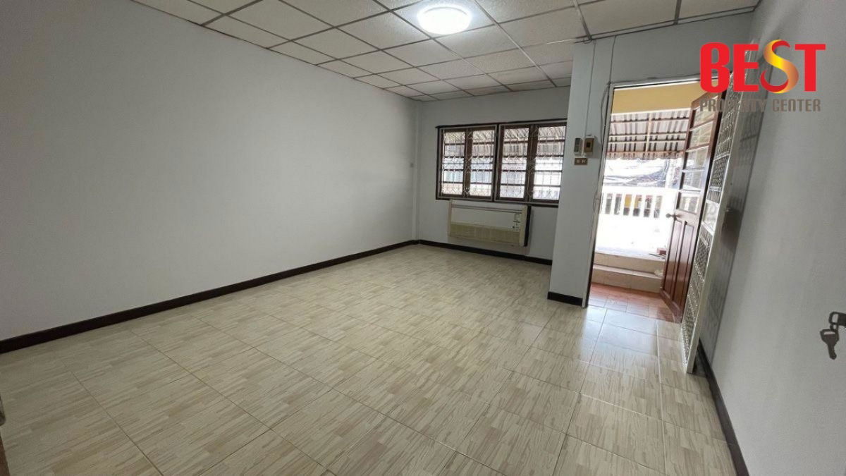 picture Modern Townhouse in Prime Prachachuen Area. Close to DPU & Major Roadways - 16/17
