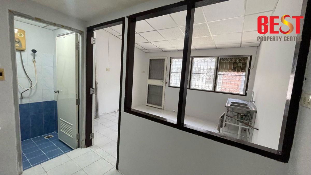 picture Modern Townhouse in Prime Prachachuen Area. Close to DPU & Major Roadways - 9/17
