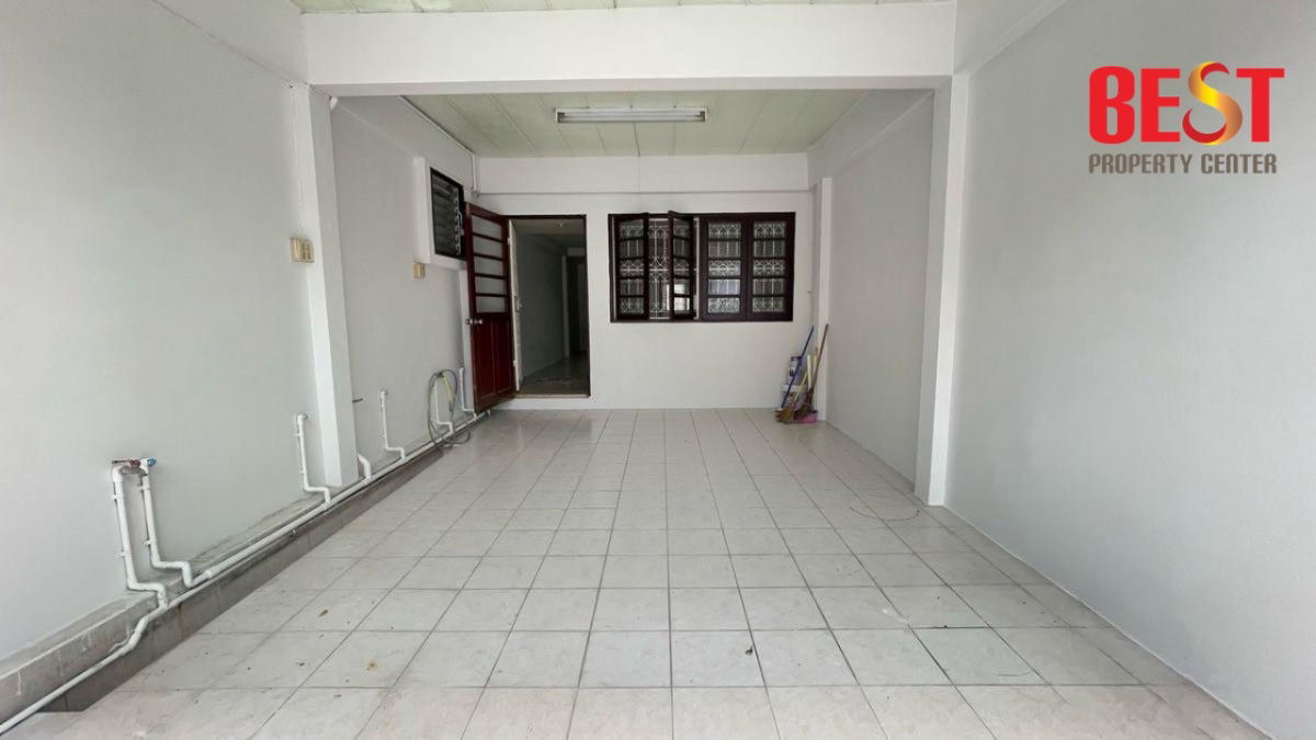 picture Modern Townhouse in Prime Prachachuen Area. Close to DPU & Major Roadways - 2/17