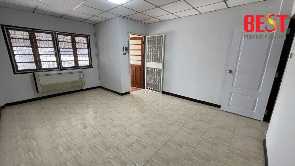 picture Modern Townhouse in Prime Prachachuen Area. Close to DPU & Major Roadways - 14/17