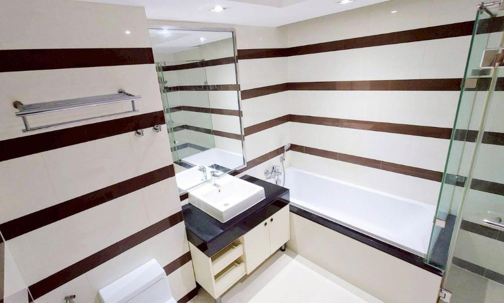 picture For sale: Beverly 33, 1 bedroom, corner unit, 6th floor, size 50 sqm., newly renovated, 300 m from BTS Phrom Phong. - 9/12