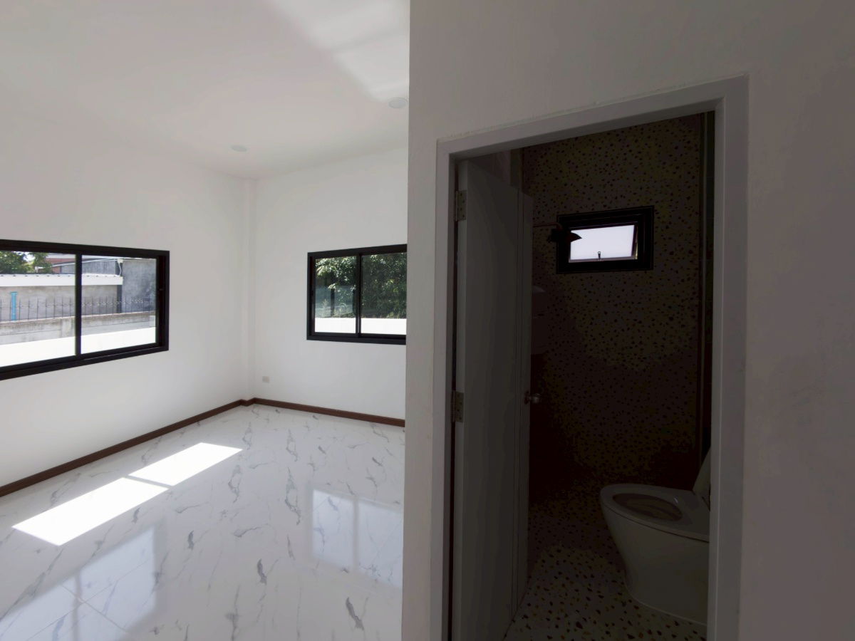 รูป ขายบ้านสุดคุ้ม! บ้านแฝด ทำเลดี ใกล้อ่างเก็บน้ำมาบประชัน ฝ้าสูง-โปร่ง-โล่ง อยู่สบาย ใกล้มอเตอร์เวย์ พัทยา  - รูปที่ 5/11
