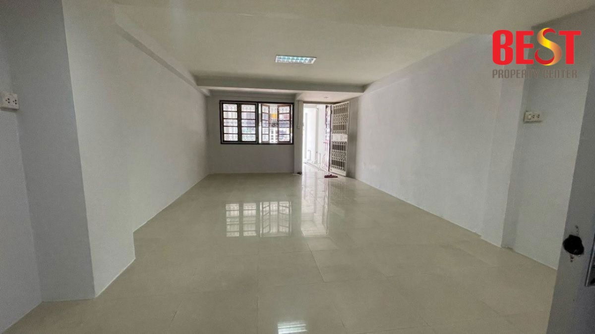 picture Modern Townhouse in Prime Prachachuen Area. Close to DPU & Major Roadways - 4/17