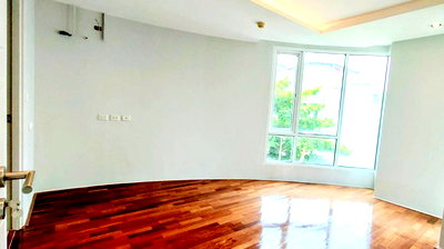 Condos for sale : For sale: Beverly 33, 1 bedroom, corner unit, 6th floor, size 50 sqm., newly renovated, 300 m from BTS Phrom Phong.